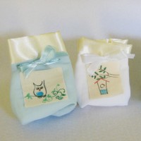 Sacchetti per confetti in cotone e satin con quadretto fatto a mano: la bomboniera con i 'gufetti'
